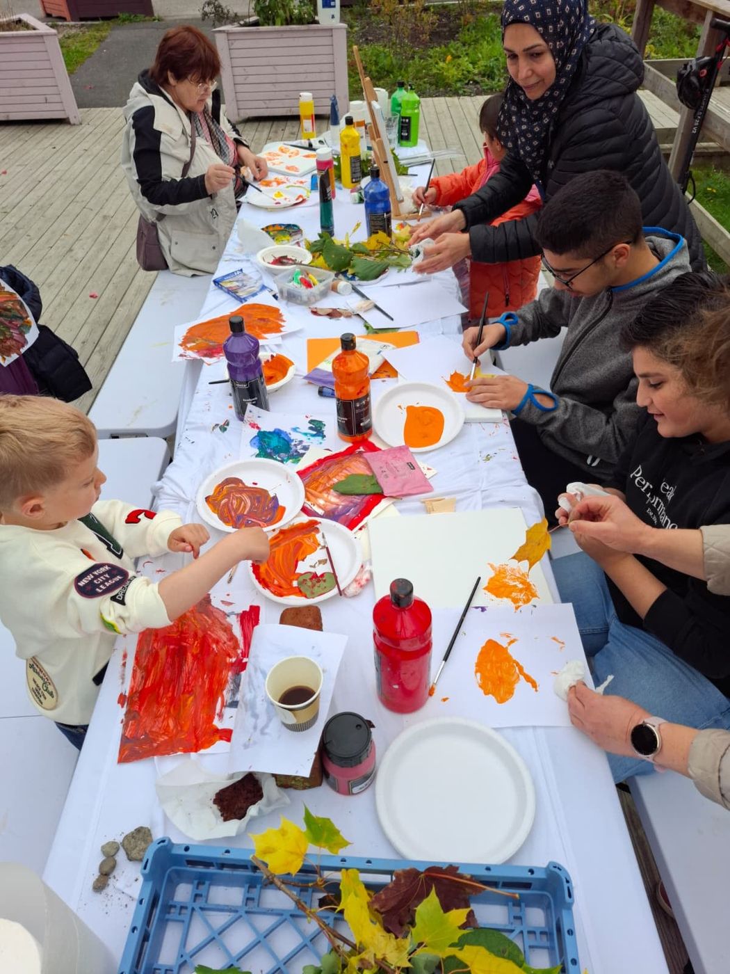 Familier maler sammen ved et langt bord